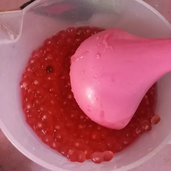 Selanjutnya rebus sagu mutiara hingga menjadi lunak, sisihkan.