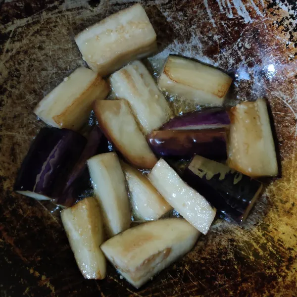 Potong-potong terong, goreng hingga matang.