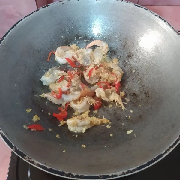 Masukkan udang, tumis sampai udang berubah warna.