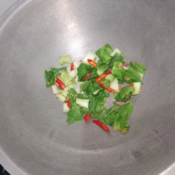 Masukkan irisan cabai lalu masak hingga layu. Kemudian masukkan pakcoy masak hingga matang.