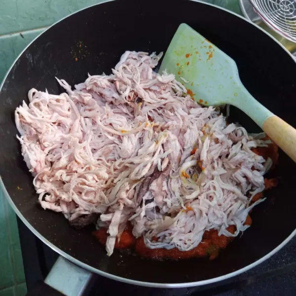 Masukkan ayam suwir, garam, gula, lada, dan kaldu bubuk. Aduk-aduk hingga tercampur rata.