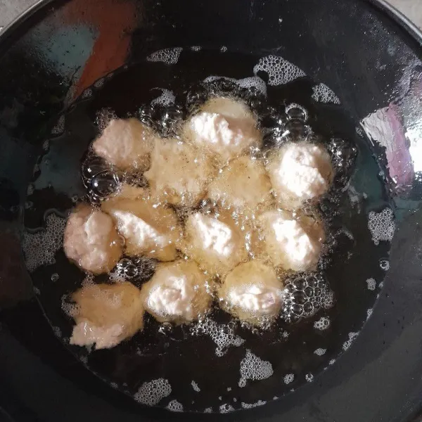 Siapkan minyak dengan api kecil, bulat-bulat adonan pempek seperti membuat bakso.