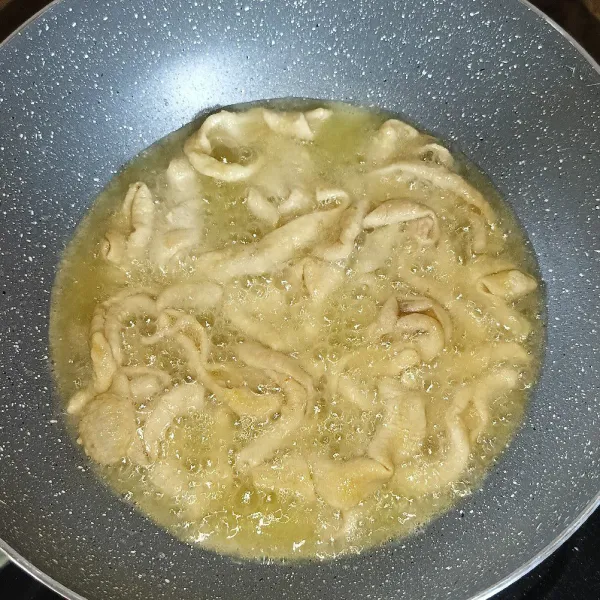 Kemudian goreng di minyak panas dengan api sedang sampai matang dan sedikit kecokelatan.