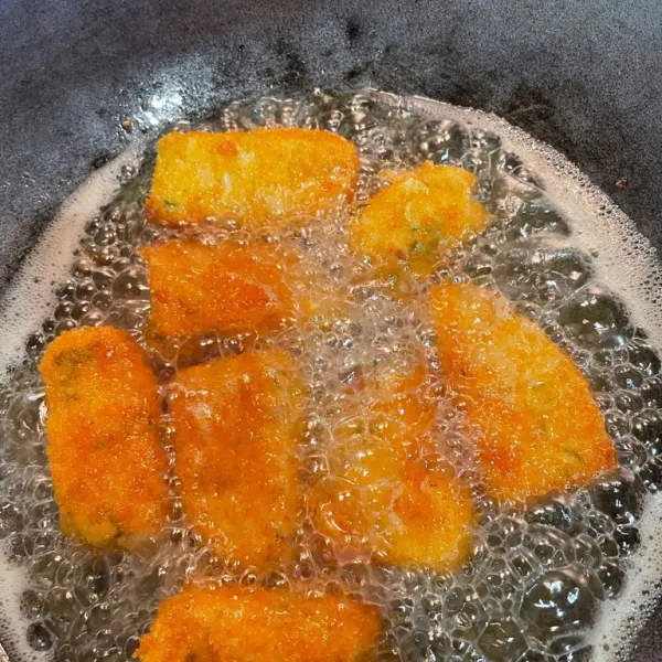 Goreng nugget ayam sampai berwarna kecoklatan kemudian tiriskan