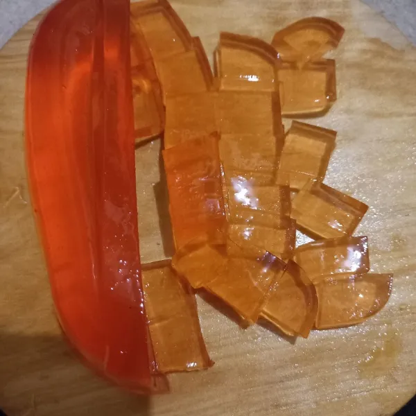 Keluarkan jelly mangga dari dalam kulkas, potong dadu kecil. Potong-potong juga sisa mangga membentuk dadu, sisihkan.