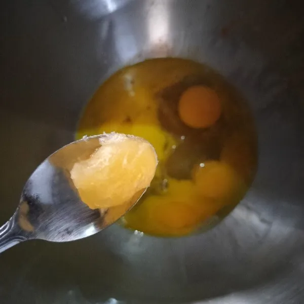 Siapkan wadah. Masukkan telur, gula pasir dan SP kemudian mixer dengan kecepatan tinggi sampai kurang lebih 5-7 menit. Sampai putih mengembang kira-kira 7-10 menit.