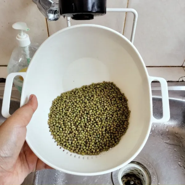 Cuci bersih kacang hijau.