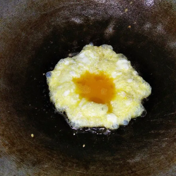 Dadar telur, kemudian orak-arik, sisihkan.