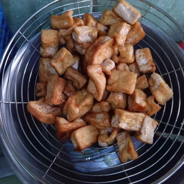 Goreng tahu hingga matang, sisihkan.