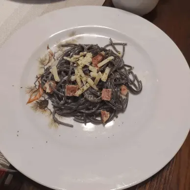 resep Black spaghetti dengan bumbu carbonara