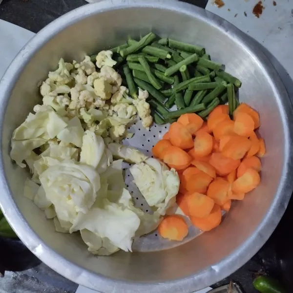 Potong sayur sesuai selera.