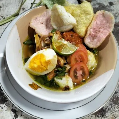 resep soto ayam dengan tomat, tauge, bihun, soun,jeruk nipis, dan daging ayam juga kerupuk