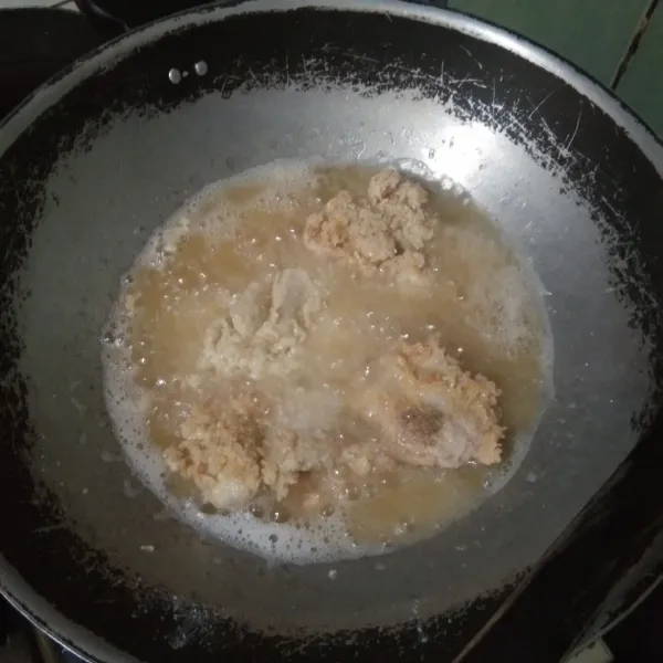 Siapkan penggorengan panas, masukan adonan ayam. Goreng hingga golden brown, balik adonan ayam agar tidak gosong.