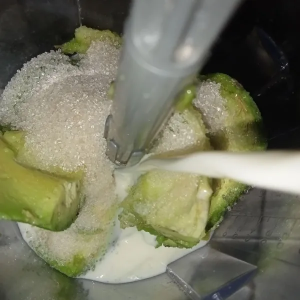 Tuang susu cair full cream dan evaporasi.