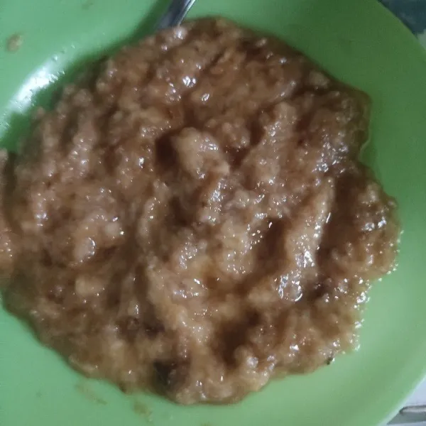 Kupas lalu lumatkan pisang dengan garpu.