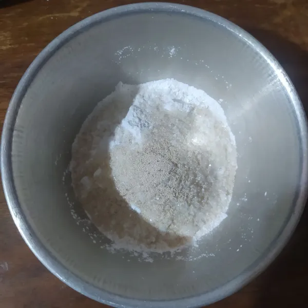 Campur tepung beras, tepung tapioka, gula pasir dan ragi instan.