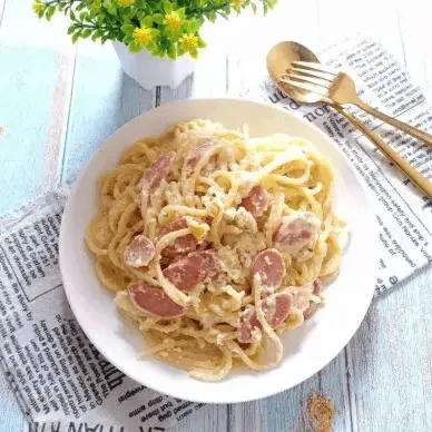 Spaghetti berbumbu carbonara dengan tanpa susu UHT