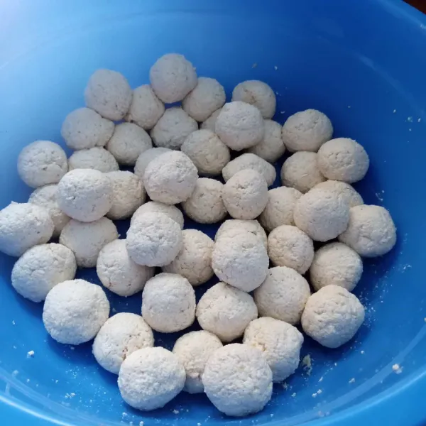 Bentuk bulat-bulat sesuai selera.