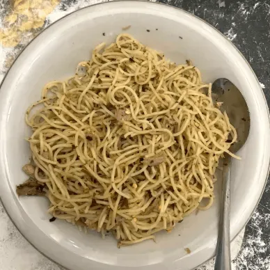 Resep Spaghetti dengan topping ikan tuna di atasnya