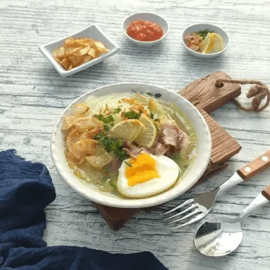 Soto ayam dengan  bihun, soun,jeruk nipis, telur rebus, dan daging ayam