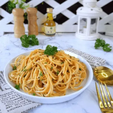 Resep spaghetti aglio olio khusus untuk para vegetarian dengan taburan parsley di atasnya