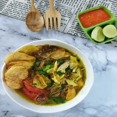 resep soto ayam madura dengan tomat, tauge, bihun, soun,jeruk nipis, seledri, dan daging ayam