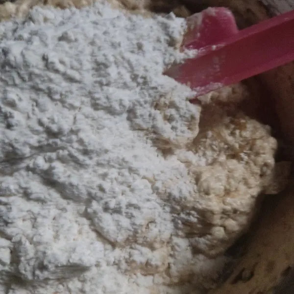 Masukkan tepung terigu, soda kue, garam dan vanili bubuk sambil di ayak, aduk asal rata.