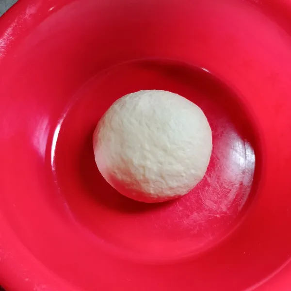 Masukkan mentega dan garam, uleni lagi sampai adonan kalis elastis.