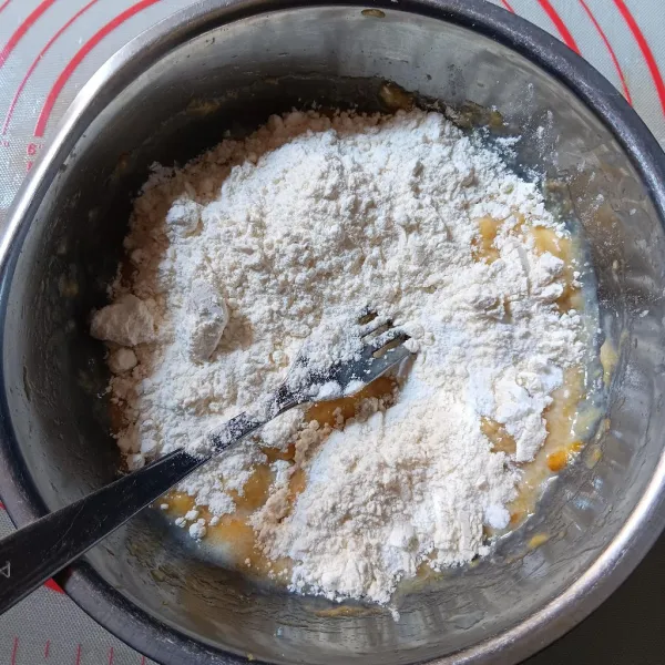 Tambahkan terigu dan tapioka, aduk rata.