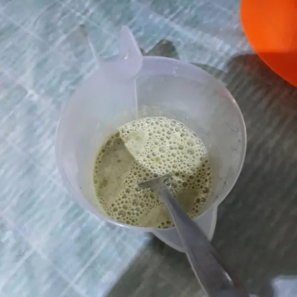 Campurkan matcha bubuk dengan air panas. Aduk rata.