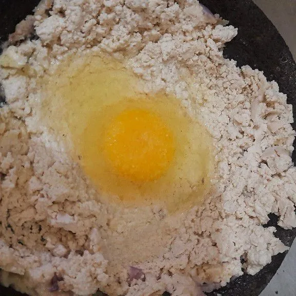 Beri telur, aduk rata.