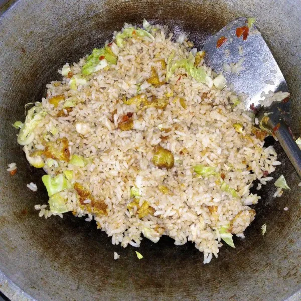 Aduk rata, terakhir tambahkan minyak wijen. Aduk rata, koreksi rasa dan sajikan.