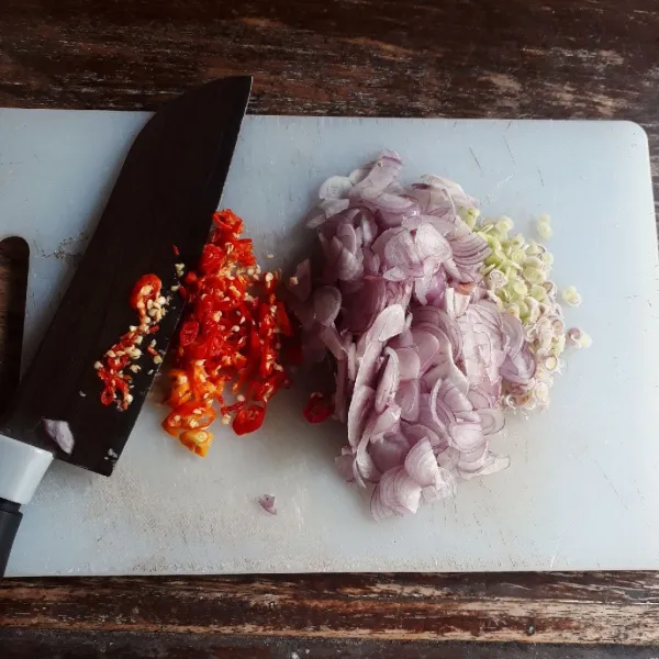 Iris tipis sereh, bawang dan cabai.