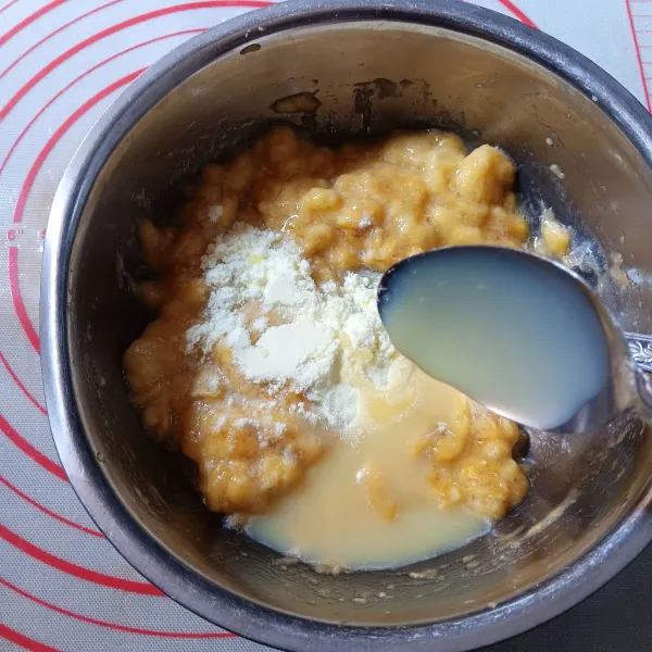 Tambahkan garam, susu bubuk dan kental manis, aduk rata.
