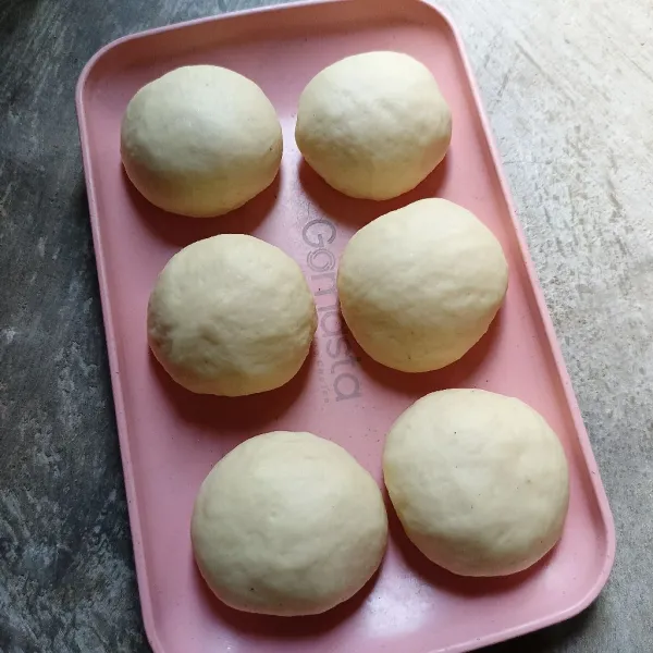 Tutup dan diamkan lagi adonan sekitar 20 menit atau sampai kembali mengembang.
