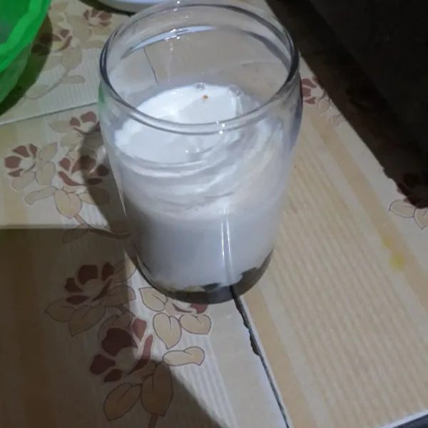 Tambahkan susu cair.