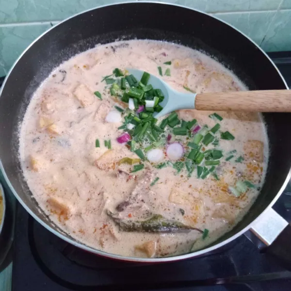 Masak hingga mendidih sambil sesekali diaduk. Sesaat sebelum diangkat masukkan daun bawang.