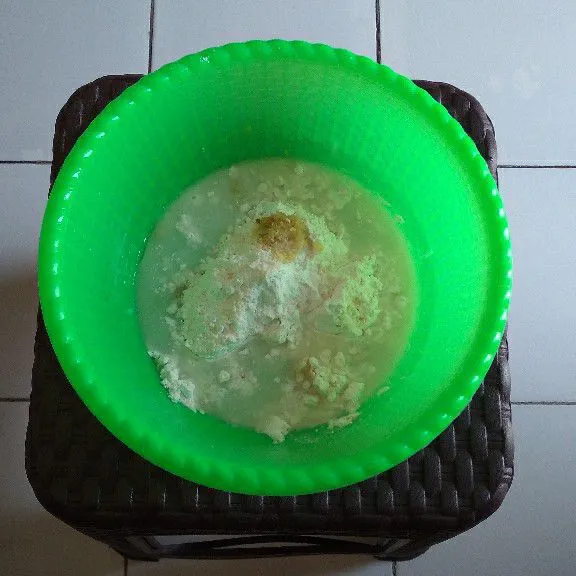 Campur tepung beras, bumbu halus, garam, kaldu dan lada bubuk di wadah. Tuang air lalu aduk merata.