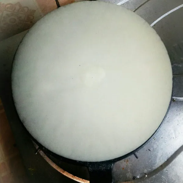 Buat bahan kulit. Campurkan terigu, air, garam, dan minyak goreng. Aduk rata hingga tepung tidak bergerindil. Lalu saring. Panaskan teflon, olesi dengan sedikit minyak goreng. Lalu ambil satu sendok sayur adonan, cetak di teflon. Masak dengan api kecil, hingga kulitnya bisa dilepas.
