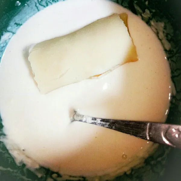 Buat bahan pelapis. Campurkan terigu, air, dan garam. Aduk rata. Celupkan risoles kedalamnya.
