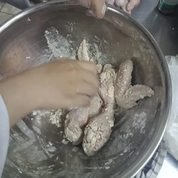 Baluri ayam dengan tepung maizena.