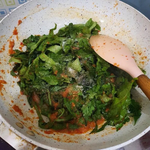 Tambahkab garam dan gula, masak hingga pakis matang.