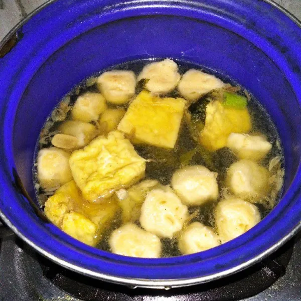 Masukkan bakso lalu masak hingga matang sempurna, koreksi rasa dan sajikan.