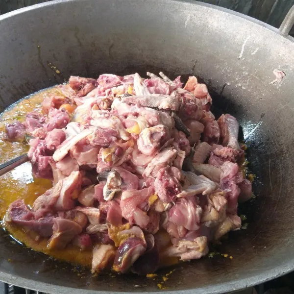 Masukkan ayam dan air, masak hingga bumbu meresap dan ayam matang.