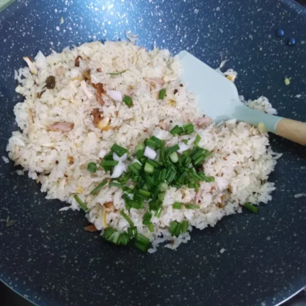 Sesaat sebelum diangkat masukkan irisan daun bawang, aduk-aduk hingga tercampur rata.