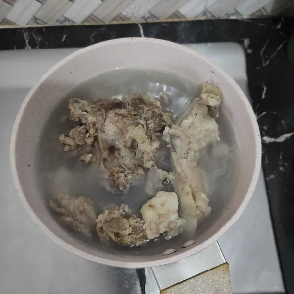 Cuci bersih daging dan tulang kambing, rebus dengan daun salam hingga mendidih lalu buang air rebusan pertama ganti dengan air baru lalu rebus hingga empuk.
