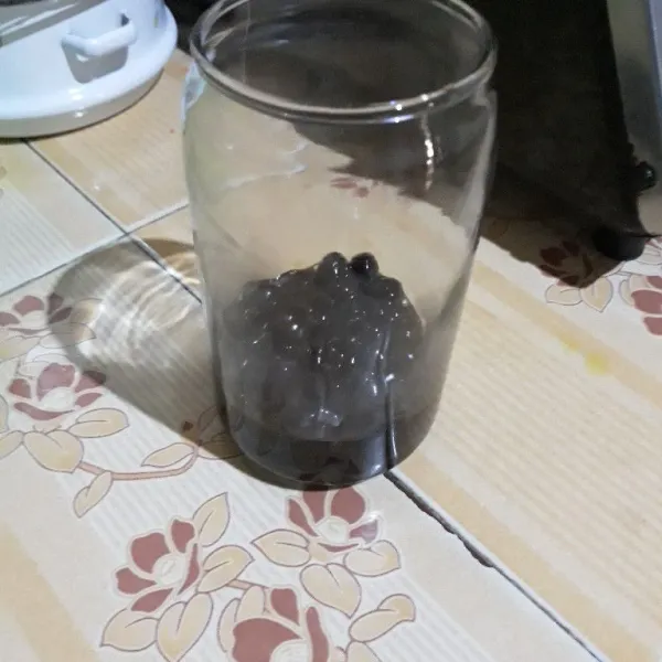 Masukkan boba ke dalam gelas.