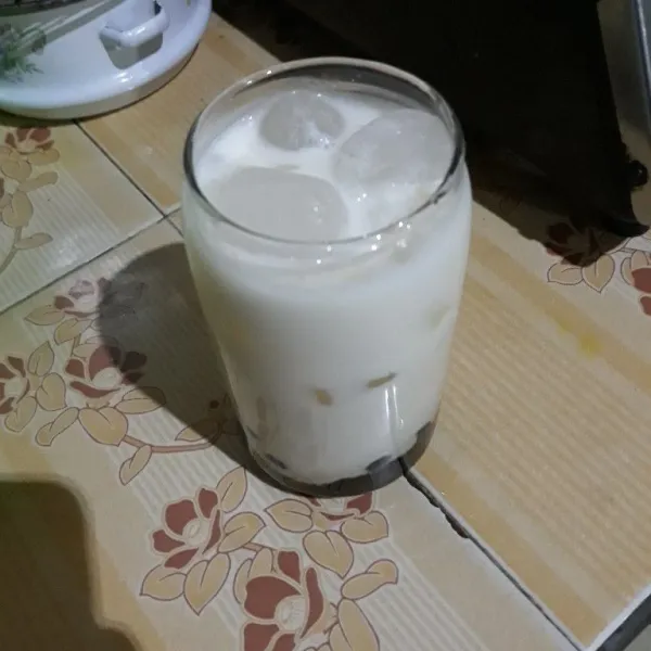 Tambahkan es batu secukupnya.