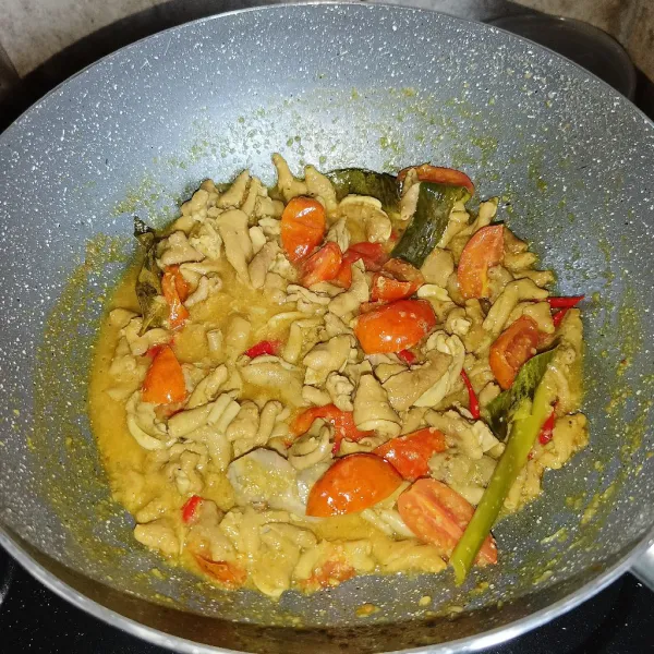 Masak sampai meresap dan kuahnya surut, koreksi rasanya dan siap disajikan.