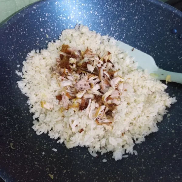 Masukkan ayam goreng. Aduk-aduk dan koreksi rasa.